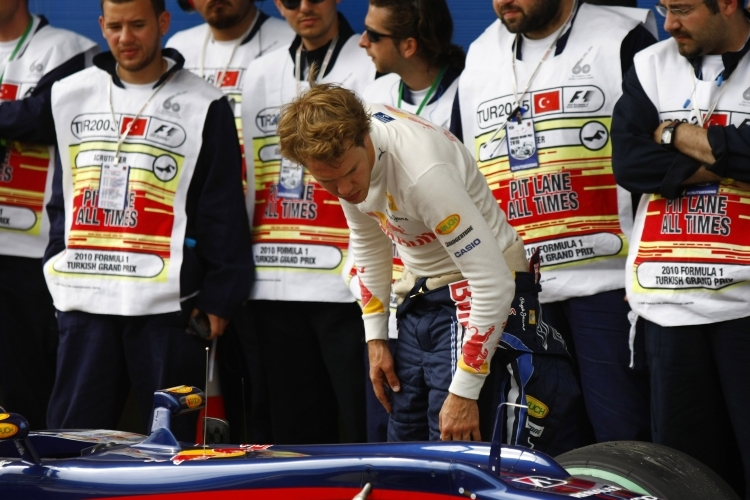 Sebastian Vettel inspiziert sein Auto