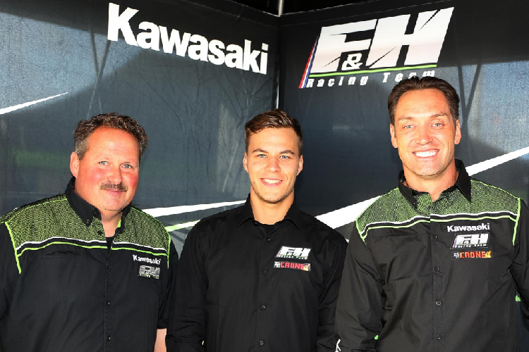 Henry Jacobi (mitte) fühlt sich bei F&H Kawasaki gut aufgehoben