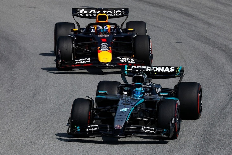 George Russell und Max Verstappen in Barcelona
