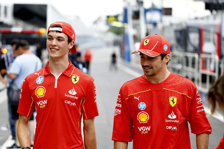 Oliver Bearman (l.) und Charles Leclerc in Kanada. Bearman ist regelmäßig als Ferrari-Ersatzfahrer an der Strecke