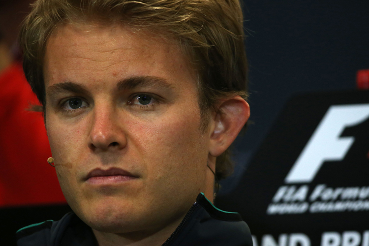 Unter Schock: Nach dem Crash fasste sich Mercedes-Pilot Nico Rosberg immer wieder fassungslos an den Kopf