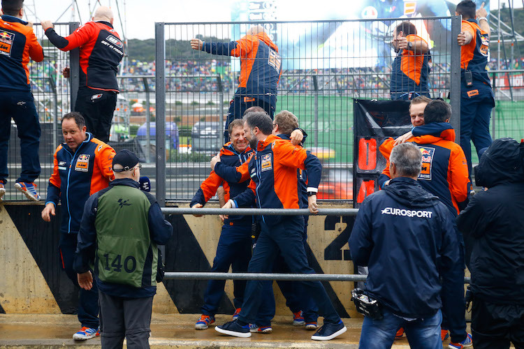  Das ganze KTM-Team kletterte auf die Boxenmauer