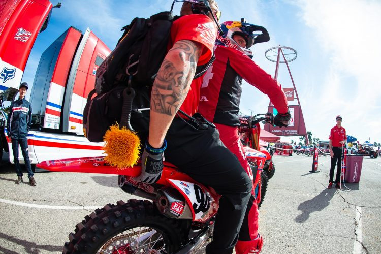 Ken Roczen mit seinem Mechaniker Jordan Troxell in Anaheim