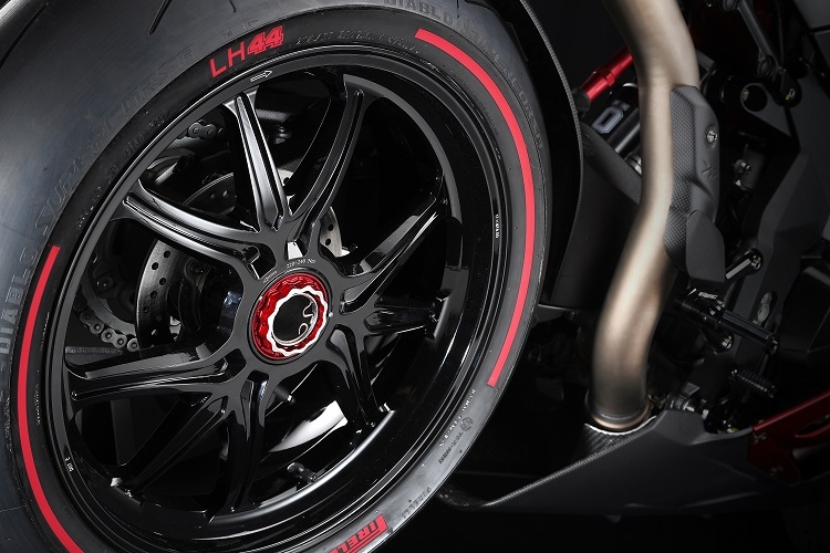 Attention to Detail: Pirelli applizierte extra für dieses Modell rote Streifen auf den Reifenflanken