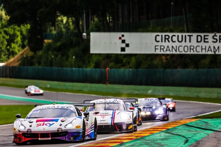 Ein Ferrari 488 GT3 vor einem Porsche 911 GT3 R