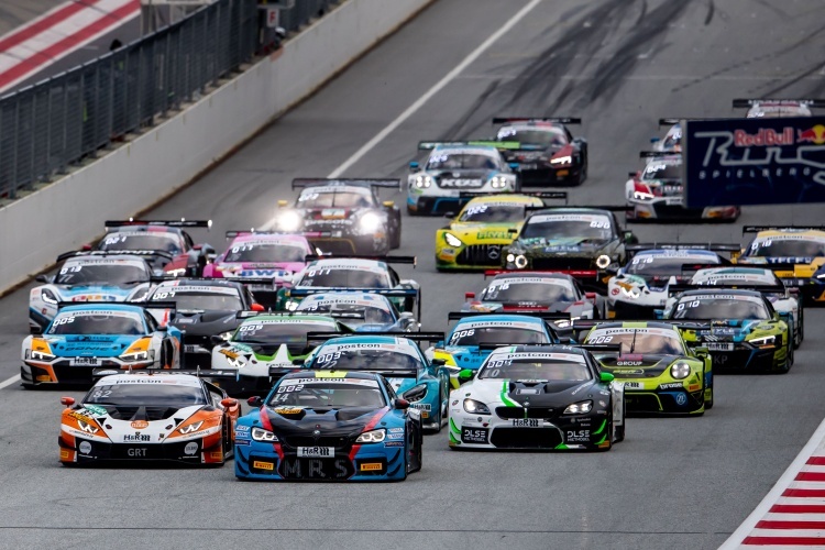 Der blaue BMW M6 GT3 von MRS GT-Racing setzt sich auf dem Red Bull Ring an die Spitze des Feldes