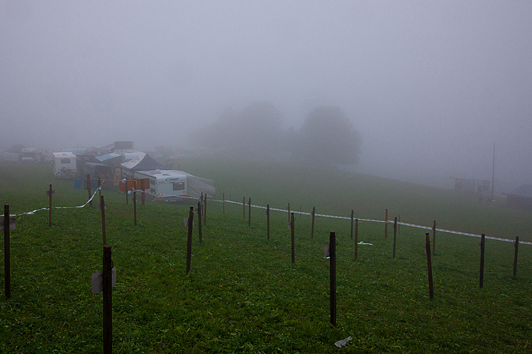 Sonntagmorgen in Les Vieux-Prés: Dicker Nebel liegt über der Strecke