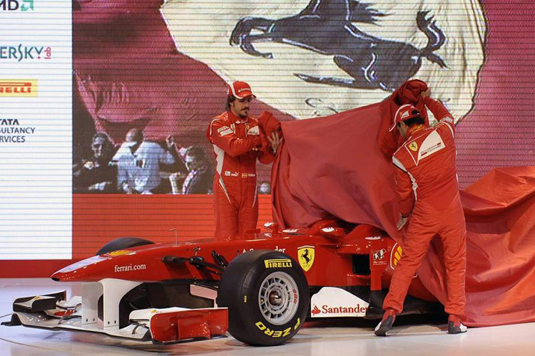 So gehörte sich das jahrelang bei Ferrari: Die Fahrer (hier Alonso und Massa) enthüllen das neue Auto