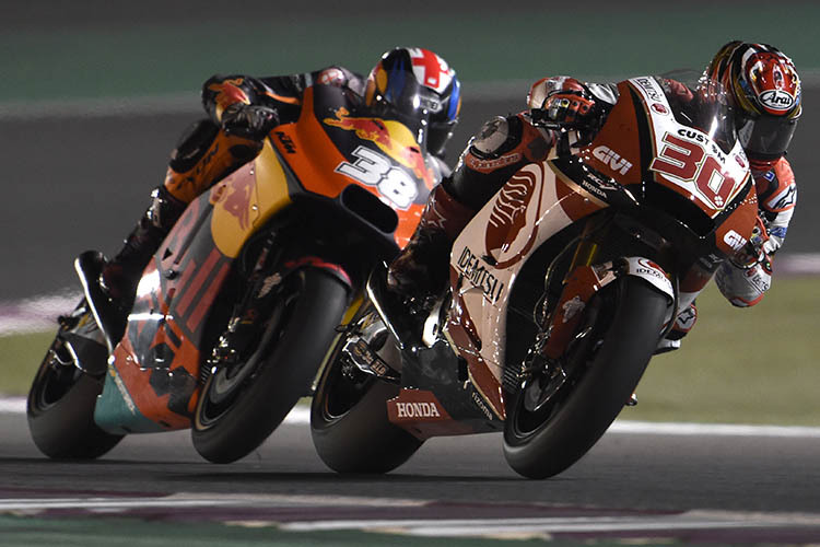 Takaaki Nakagami vor Bradley Smith (KTM/# 38)