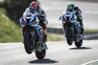 Ein Sinnbild? Tom Sykes vor Eugene Laverty