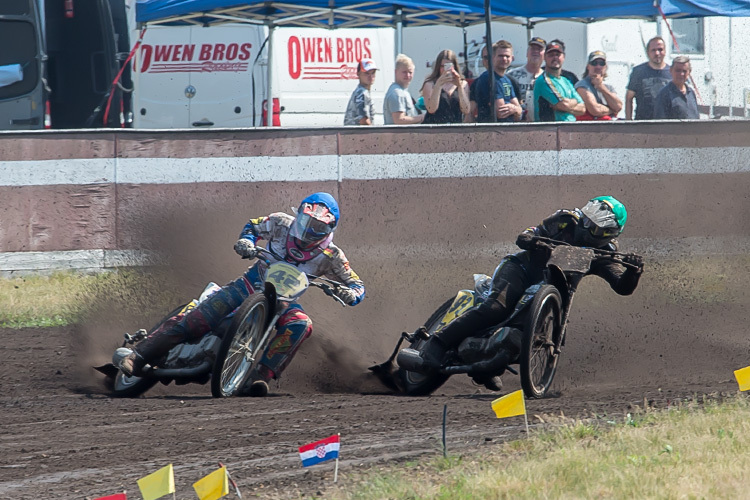 Letzte Kurve im Finale: Stephan Katt (l.) und James Shanes (r.) 