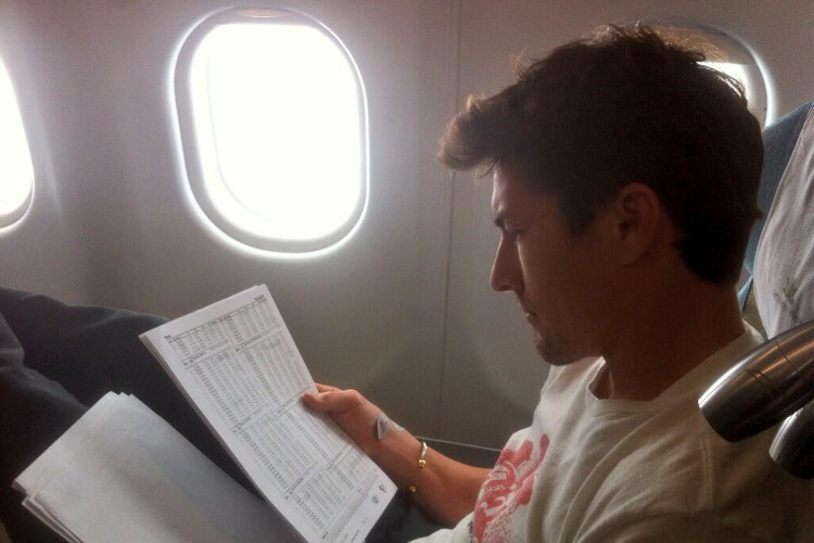 Hayden checkt im Flugzeug die Zeitenlisten der MotoGP-Klasse