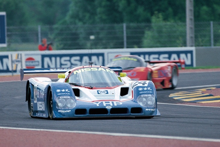 Der Nissan von Blundell aus 1990 wird in der Rennwoche in Le Mans Demorunden drehen
