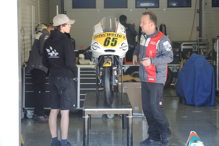 Am Morgen wurden am neuen Motorrad von Philipp Öttl die letzten Details vor dem Rollout erledigt