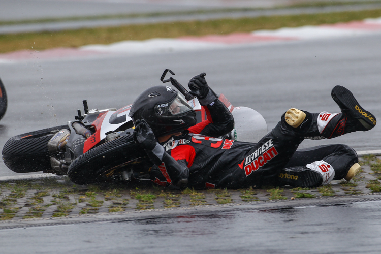 Am Vormittag wurde der Ducati-Pilot noch ein Opfer der rutschigen Strecke