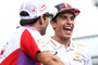 Marc Márquez amusiert sich im Gespräch mit Johann Zarco, der 2024 von Ducati zu Honda geht
