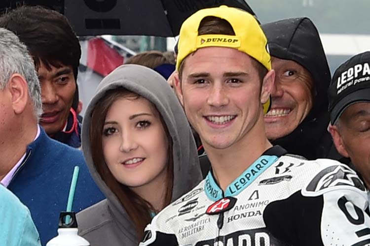 Lokalmatador Danny Kent mit seiner Schwester im Parc fermé