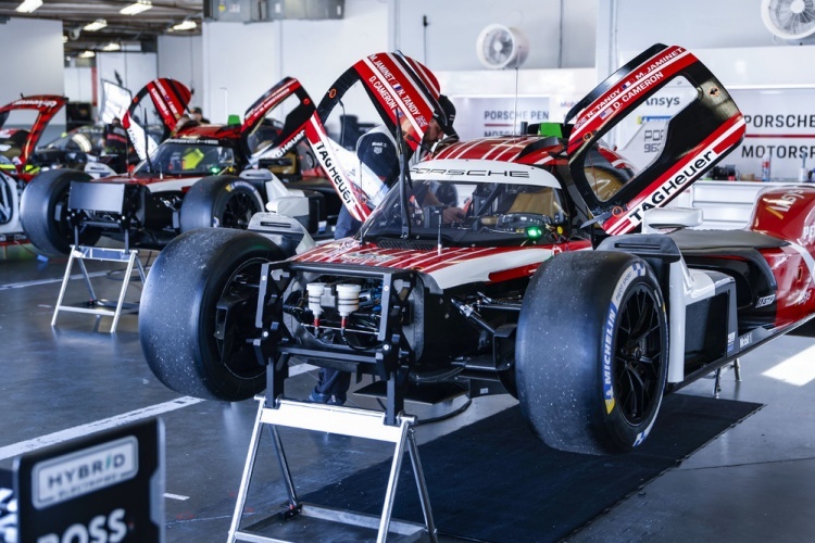 Der Porsche 963 ohne Fronthaube in Daytona