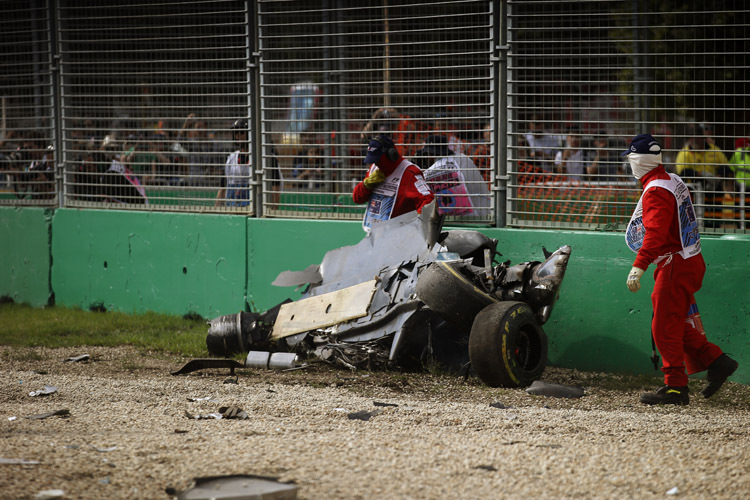 Totalschaden: Fernando Alonsos McLaren-Honda nach dem Crash