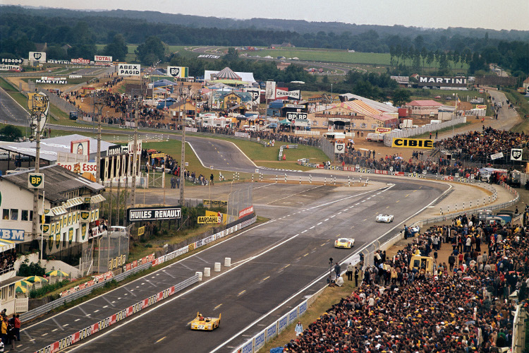1972 wurde in Le Mans der neue Streckenabschnitt vor Start/Ziel eingerichtet