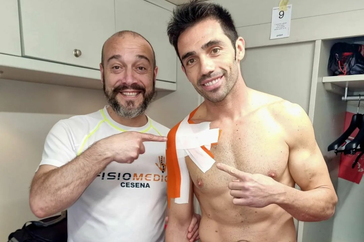 Michele Pirro (rechts) mit seinem Physiotherapeuten in Mugello