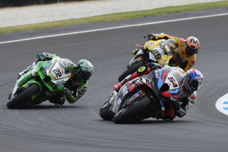 Toprak Razgatlioglu vor Alex Lowes und Andrea Iannone