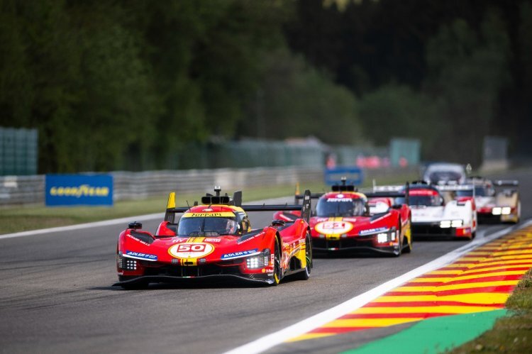 Die beiden Werks-Ferrari 499P bei der Anfahrt auf Les Combes