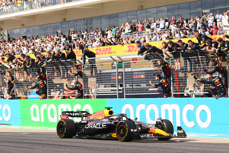 Sieg für Max Verstappen, seine Red Bull Racing-Mechaniker feiern. Solche Bilder werden wir wohl nie wieder sehen