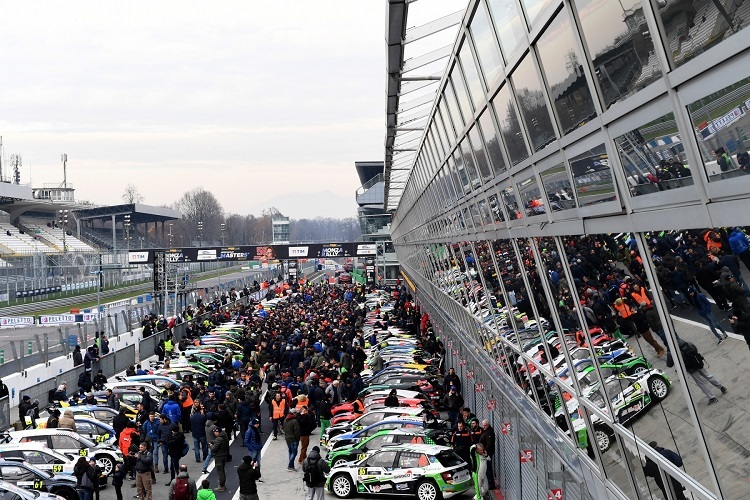 Rallyefahrzeuge im Autodrom von Monza