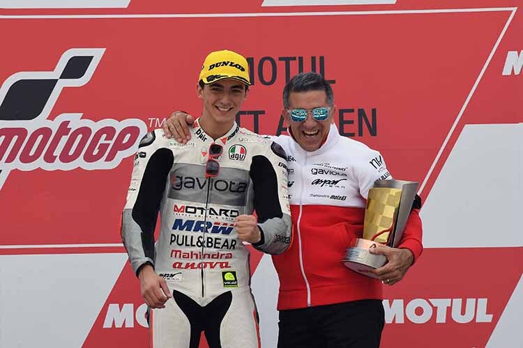 Francesco Bagnaia mit Teamchef Jorge «Aspar» Martinez, der 1984 ebenfalls in Assen seinen ersten GP-Sieg gefeiert hatte