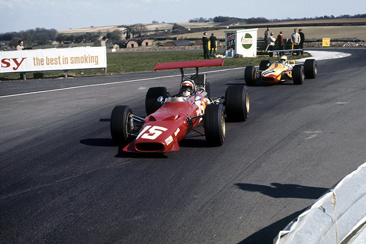 Clay Regazzoni (Ferrari) vor Nanni Galli (Tecno) in Thruxton 1969