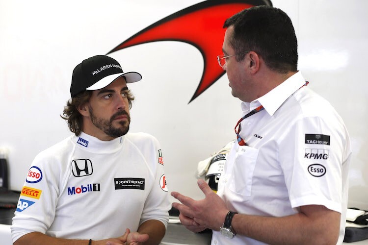 Fernando Alonso mit McLaren-Teamchef Eric Boullier