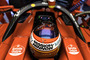 Carlos Sainz mit Schote auf dem Helm