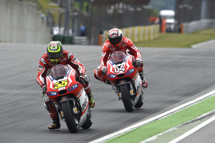 Ducati-Duell: Cal Crutchlow (35) vor Andrea Dovizioso (04)