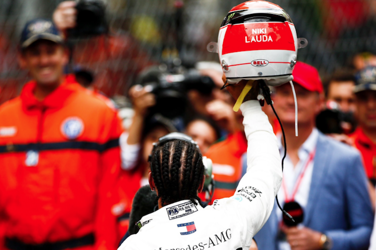 Lewis Hamilton in Monaco mit dem Lauda-Helm