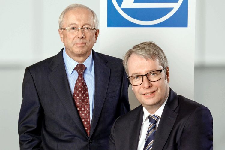 John C. Plant (TRW/links) und der ZF-Vorstandsvorsitzende Stefan Sommer