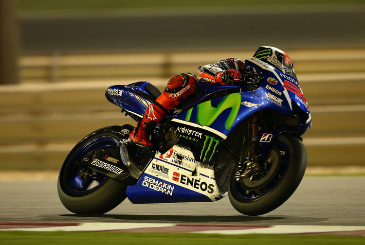 Jorge Lorenzo mit der Yamaha M1 unter dem Flutlicht von Katar