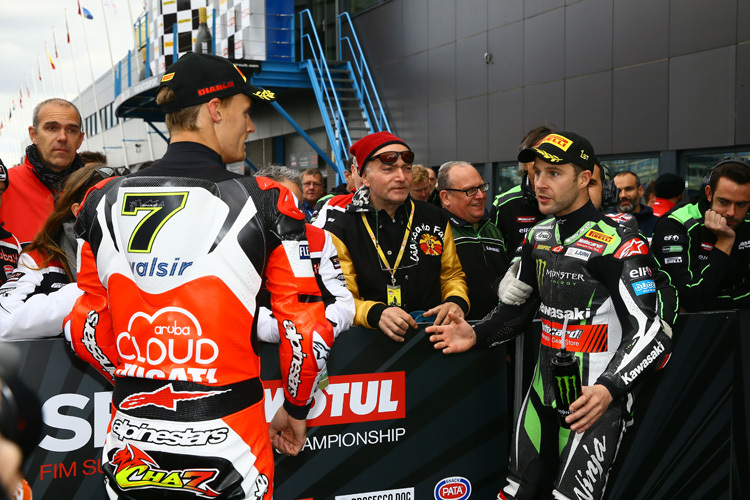 Chaz Davies (7) im Streit mit Jonathan Rea