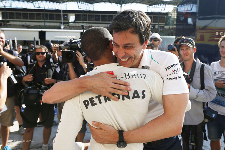 Lewis Hamilton mit Toto Wolff