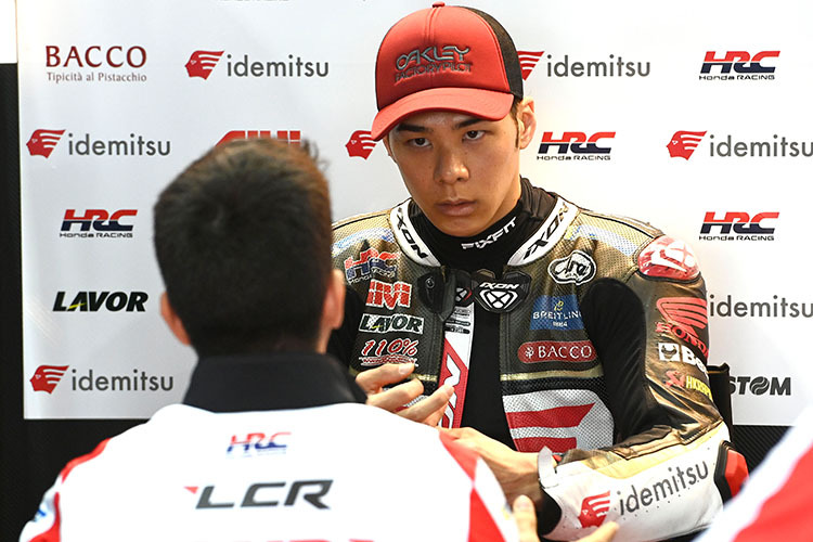 Der Mangel an Grip am Hinterrad muss dramatisch sein: Taka Nakagami (Honda) im Gespräch mit einem Ingenieur seines LCR-Honda-Idemitsu-Teams 