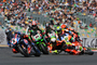 Kurz vorher wurde Alvaro Bautista (19) von Rea weggerempelt