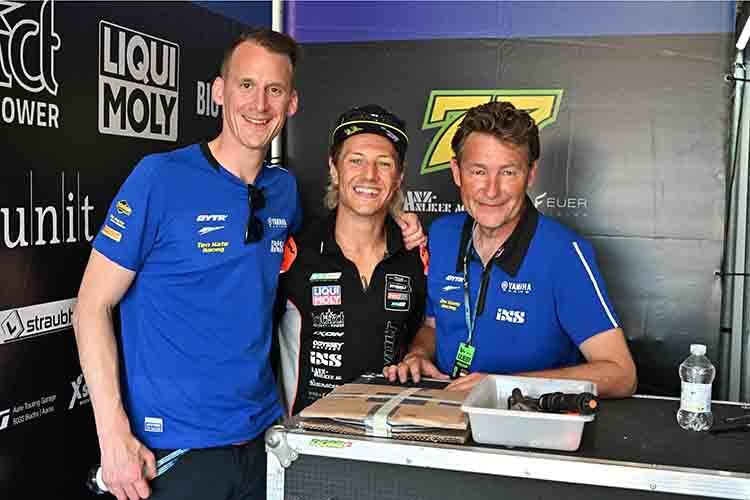 Besuch in der Dynavolt-Intact-Box in Assen: Kervin Bos und Ronald ten Kate (rechts) mit Aegerter 