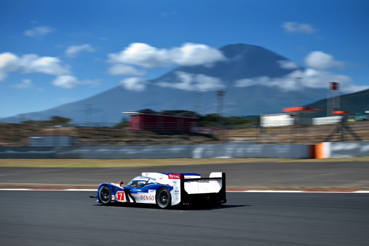 Toyota vor dem Mount Fuji