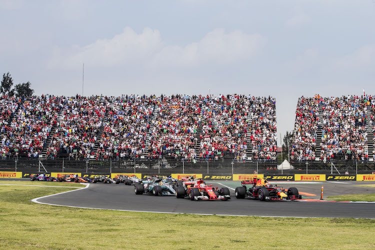 Mexiko als typisches Bild: Fahrzeuge von Mercedes, Ferrari und Red Bull Racing liegen vorne