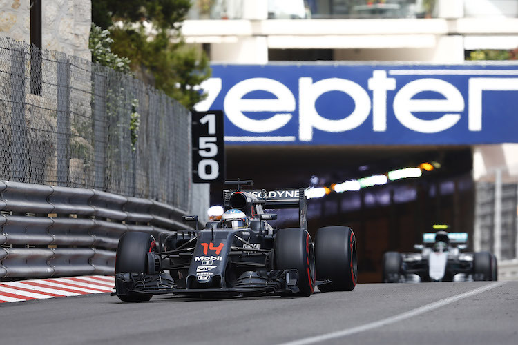 So soll das eines Tages aussehen: McLaren-Honda vor Mercedes-Benz (Fernando Alonso und Nico Rosberg in Monaco)