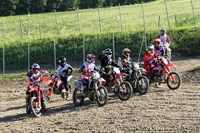 Dovizioso (links) und Petrucci (4. von links) beim gemeinsamen MX-Training