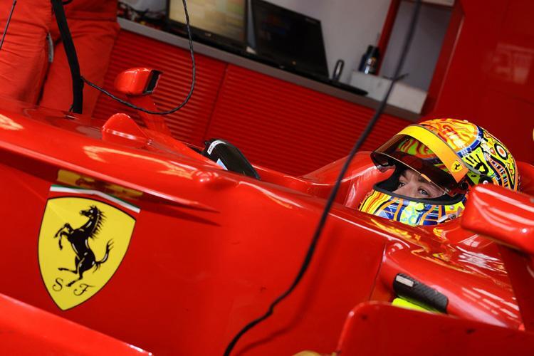 Valentino Rossi bei einem Test mit Ferrari