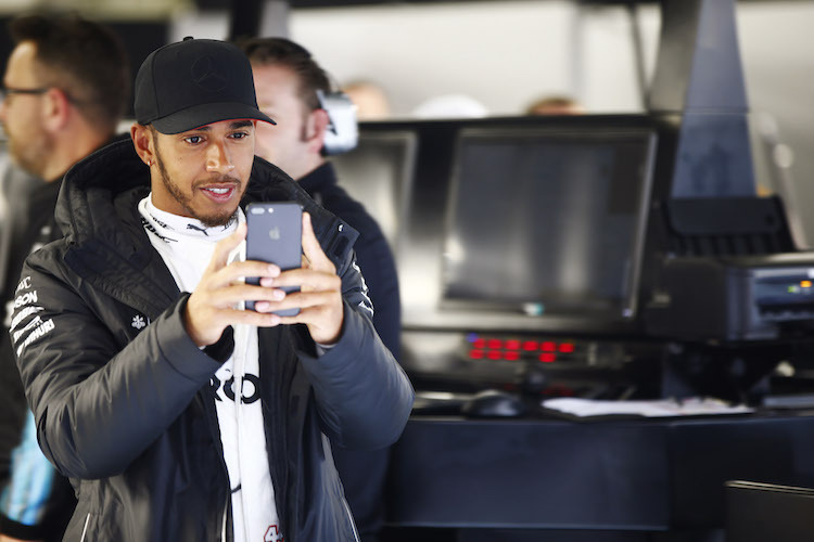 Lewis Hamilton war ständig mit seinen Fans verbunden