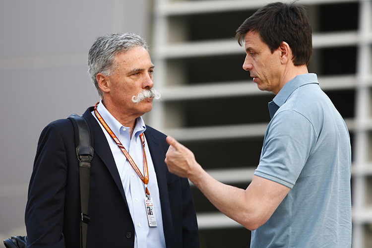 Formel-1-CEO Chase Carey mit Mercedes-Teamchef Toto Wolff in Bahrain