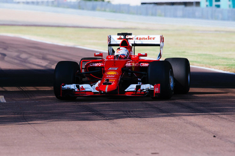  Am Morgen darf Sebastian Vettel noch einige Runden auf den Slicks drehen  